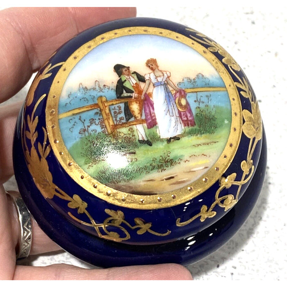 Vintage porcelain trinket box hand painted cobalt blue gold gilt courting scene - Picture 8 of 9